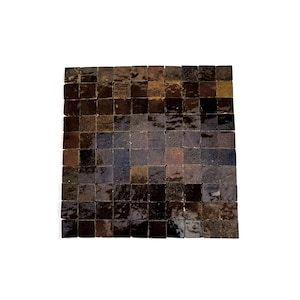 Könnte beinhalten: Ein quadratisches Mosaikfliesenmuster, das aus kleinen, dunkelbraunen und schwarzen Fliesen besteht. Die Fliesen haben eine glänzende Oberfläche und sind in einem Raster angeordnet, wodurch eine strukturierte Oberfläche entsteht. Der Gesamteffekt ist eine Mischung aus Erdtönen.