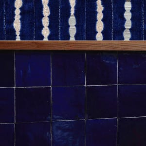 Azulejo Zellige azul escuro, autêntico azulejo marroquino feito à mão para banheiro; azulejo Zellige índigo; azulejo Zellige quadrado azul marinho para backsplash de cozinha.