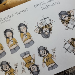 Könnte beinhalten: Ein Set mit acht illustrierten Stickern, die einen Comic-Charakter mit Brille und gelbem Shirt zeigen. Die Sticker haben verschiedene Ausdrücke und Posen, darunter Nachdenken, Schreiben in ein Tagebuch und eine 'Yeah'-Handgeste. Der Text auf den Stickern lautet "Yeah!, denken & Bujo-Love".
