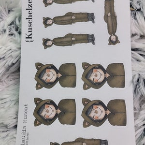 Könnte beinhalten: Ein Set mit 8 Stickern, die ein Comic-Figur zeigen, die eine braune Kapuzenjacke mit Ohren trägt. Die Figur hat braunes Haar und ein lächelndes Gesicht. Die Sticker sind auf weißem Hintergrund. Der Text "Claudia Muscat" und "macht Sachen" befindet sich auf der linken Seite des Blattes. Der Text "{Kuschelzeit}" befindet sich auf der rechten Seite des Blattes.