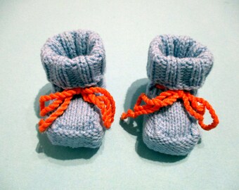 Babyschuhe mit hellblauer Wolle gestrickt.