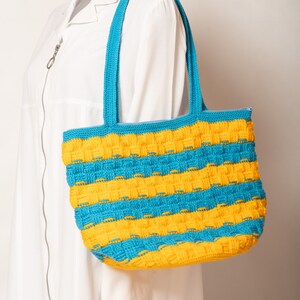 Handtasche mit gelber und blauer Wolle gehäkelt