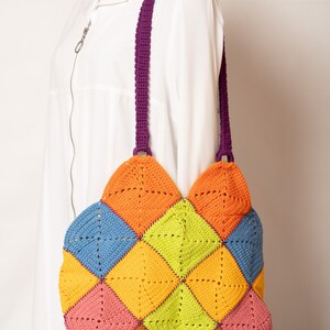 Handtasche mit Innenfutter im bunten Patchwork Design gehäkelt