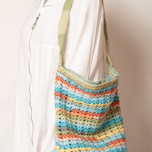 Handtasche mit Innenfutter mit bunt verlaufender Wolle gehäkelt