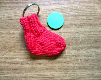 Schlüsselanhänger "Socken", mit Chip, in Rot gestrickt