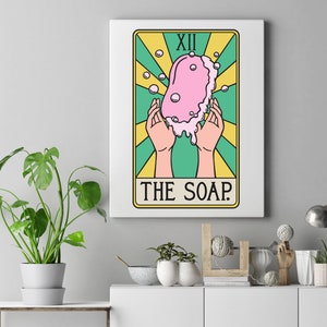 Może przedstawiać: Ilustracja karty tarota z r&oacute;żowym mydłem z bąbelkami, otoczonym ż&oacute;łtymi i zielonymi promieniami. Karta jest oznaczona jako "XII THE SOAP."
