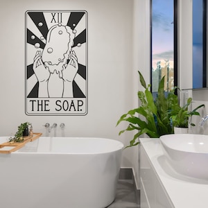 Może przedstawiać: Czarno-biała ilustracja karty tarota z numerem XII i słowami "THE SOAP." Karta przedstawia dwie dłonie trzymające kostkę mydła z bąbelkami.