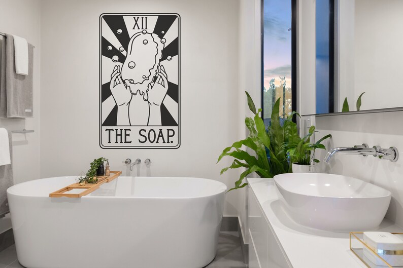 Może przedstawiać: Czarno-biała ilustracja karty tarota z numerem XII i słowami "THE SOAP." Karta przedstawia dwie dłonie trzymające kostkę mydła z bąbelkami.