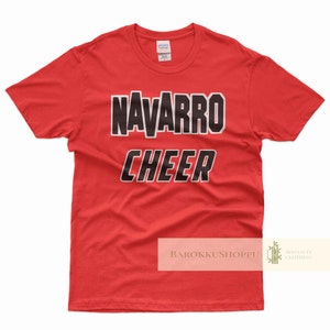 Puede incluir: Camiseta roja con texto negro que dice "NAVARRO CHEER".