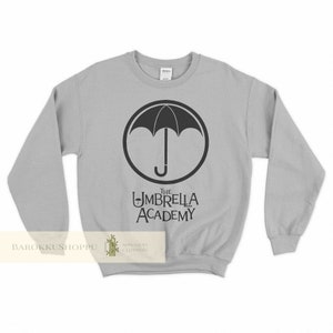 Der Regenschirm Academy Sweatshirt der Regenschirm Academy Shirt Regenschirm Academy Pullover Ut Malum Pluvia Logo Patch Wappen Pin Poster Sweatshirt 3