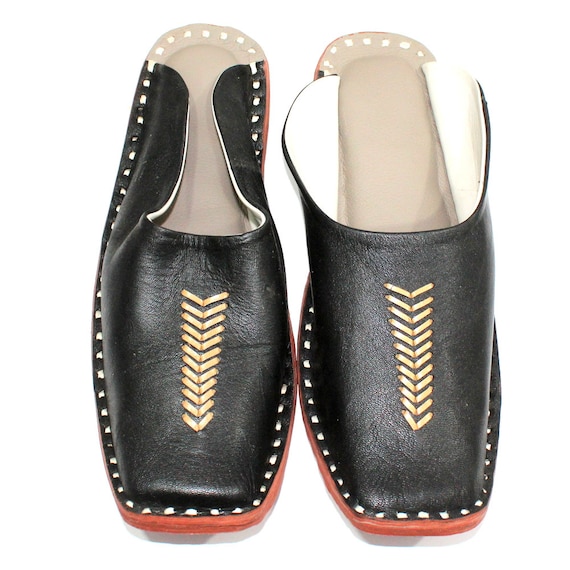 Handmade Leather Mojari Shoes: Traditional Indian Men