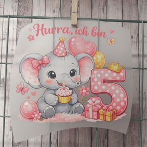 Könnte beinhalten: Eine Illustration eines grauen Elefanten mit Partyhut, der einen Cupcake hält. Rosa Luftballons, Herzen und die Zahl 5 mit Punkten sind ebenfalls abgebildet. Der Text "Hurra, ich bin" ist in Rosa geschrieben.