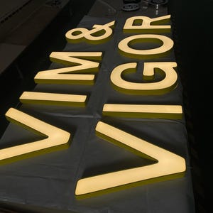 Letreros de letras de canal con iluminación frontal de metal 3D, letras LED para decoración de pared, letreros de neón, señalización luminosa para publicidad exterior.