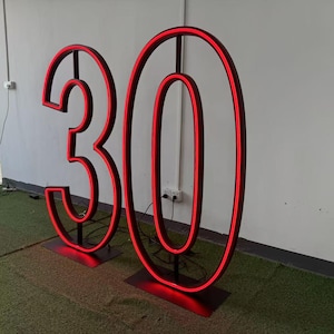 Letrero luminoso gigante con números y letras LED de neón para fiestas de aniversario y eventos.