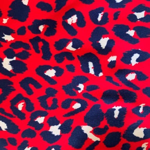 Wild Fire soutien-gorge de sport top rouge et bleu animal print soutien complet vêtements de sport yoga, course, surf durable image 8