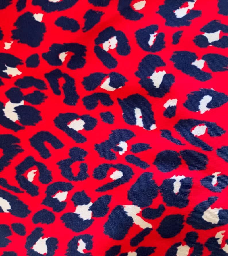 Wild Fire soutien-gorge de sport top rouge et bleu animal print soutien complet vêtements de sport yoga, course, surf durable image 8