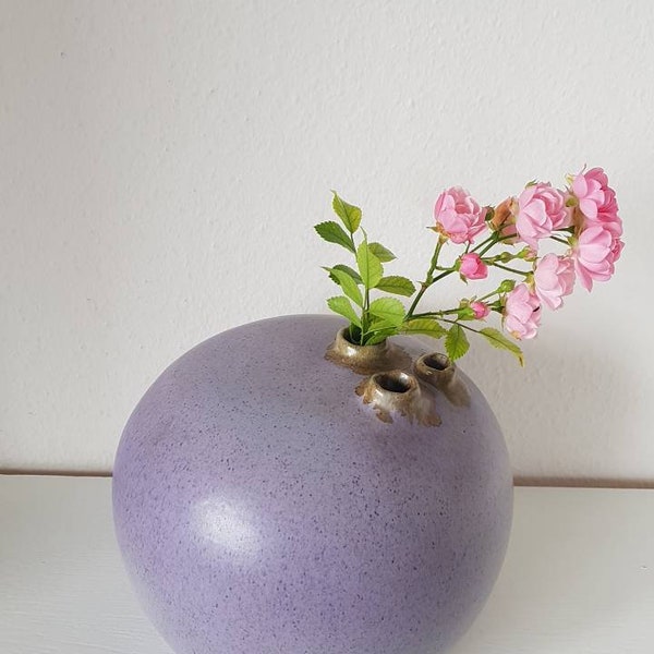 Eine Designer Kugelvase in zartem Violett Ton mit braunem Farbverlauf, Keramik, Frankreich. Steckvase, moderne Kunstkeramik, Designobjekt