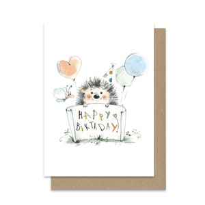 Carte postale faite main sur papier premium. Idée cadeau originale. Joyeux anniversaire. Hérisson mignon avec des ballons. Carte postale à encadrer