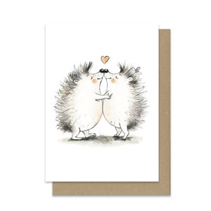 Postal hecha a mano impresa en papel de primera calidad. Idea de regalo original para ocasiones especiales: te amo, con amor, abrazarte. Lindos erizos enamorados.