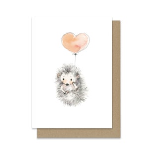 Carte postale faite main sur papier premium. Cadeau original. Hérisson avec ballon. Animal mignon avec coeur. Joyeux anniversaire. Je t'aime. Avec amour image 1