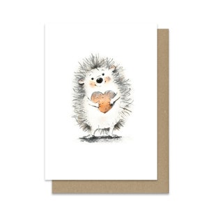 Handgemachte Postkarte auf Premiumpapier. Originelles Geschenk für besondere Anlässe: Valentinstag, Mit Liebe, Geburtstage. Süßer Igel mit Herz