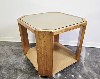 Tavolino ottagonale in legno anni '80 con piano in vetro e rotelle.