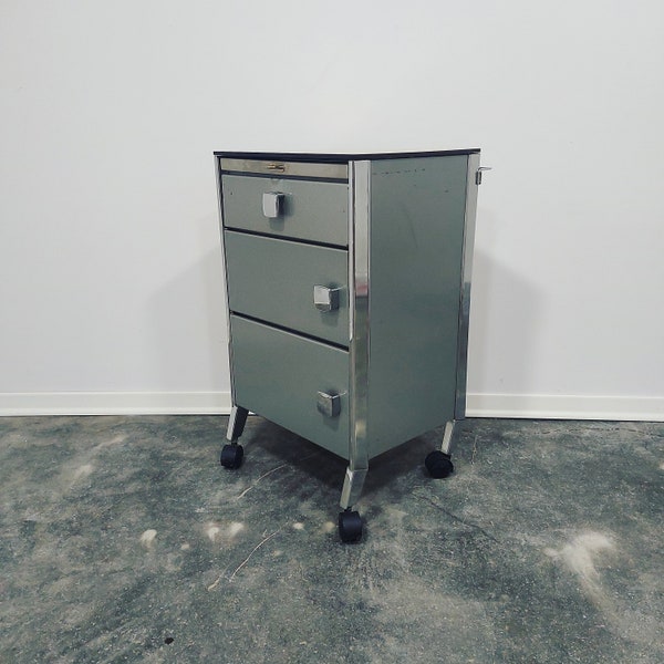 Armoire en métal, années 1970 sur roulettes