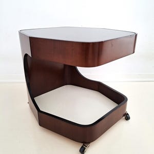 Vintage italienskt soffbord på hjul – 1970-talsdesign – rökfärgat glas och böjd plywood