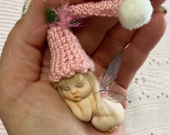 Kleines Feenbaby mit rosa Wollmütze, realistische Fantasy-Babys, Mikro-Neugeborenes im Maßstab 1:12, schönes Andenken-Geschenk, Miniaturbaby