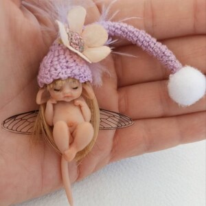 Pequeña hada bebe con gorro de lana rosa, bebes fantasia realistas,  1:12 scale Micro  newborn baby, Lovely Keepsake Gift, bebe miniatura