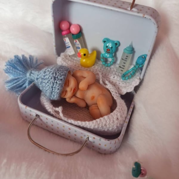 Nouveau-né en pâte polymère avec son panier de voyage, bébé miniature avec accessoires de toilettage, petite poupée ooak, bébé chapeau BLEU