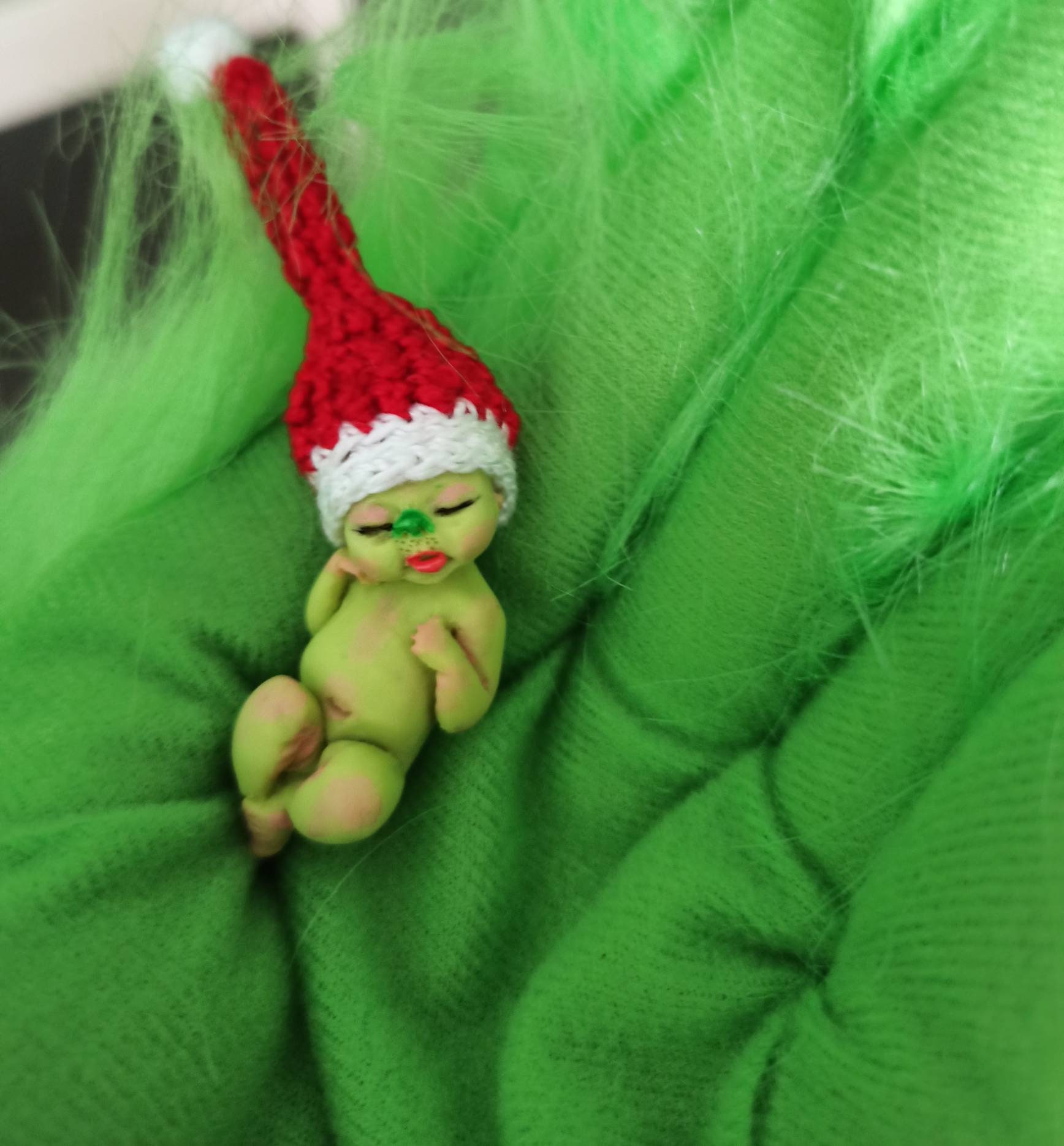 Peluche farcie de poupée Grinch de Noël, bébé Grinch velu réaliste avec  jouet de poupée de dessin animé de costume de Père Noël, oreiller en