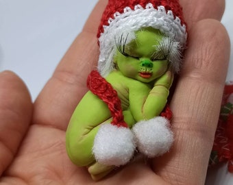 Bébé elfe vert aux yeux fermés taille 4 cm modelé en argile polymère, Poupée bébé, figurine bébé fantaisie 1.7" en argile polymère,