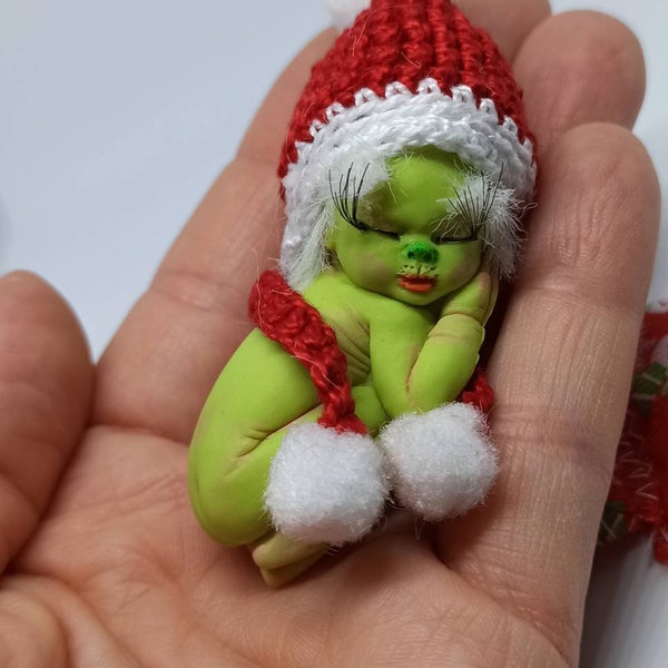 Bébé elfe vert aux yeux fermés taille 4 cm modelé en argile polymère, Poupée bébé, figurine bébé fantaisie 1.7" en argile polymère,