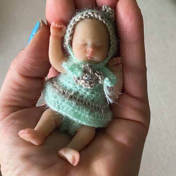 Gehaakt jurkje voor baby, poppenhuis miniatuur, siliconen baby's van 3 tot 3,5” Let op!! baby, wiegje niet inbegrepen