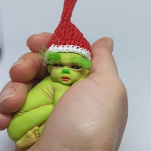 bébé vert grincheux