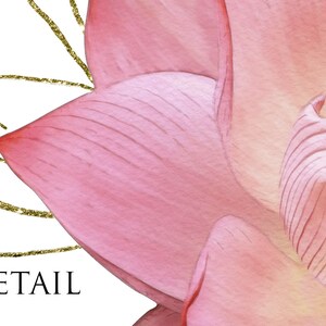 Pu&ograve; includere: Dettaglio ravvicinato di un fiore rosa con petali delicati. Il fiore ha un aspetto morbido, come ad acquerello, ed &egrave; evidenziato da un design con glitter dorati.