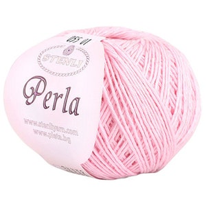 Puede incluir: Un ovillo de hilo rosa etiquetado como "Perla" con el nombre de la marca "Stenli" en la etiqueta.