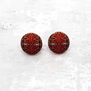 Grote knoopstekers, dikke karmozijnrode oranje chocoladebruine en witte oorbellen, oorbellen met abstract patroon, bloedrode oorbellen met botanisch patroon