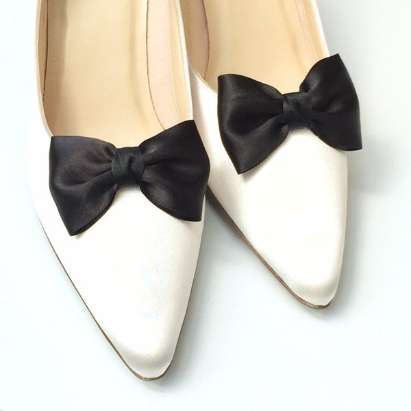 Clips de chaussures noirs, nœuds en satin pour chaussures. Une paire de pinces à chaussures pour mariage, chaussures de soirée pour la mariée.