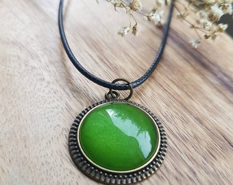 Grüne Halskette hellgrün Anhänger Schmuck lindgrün grasgrün mit schwarzer Kette Glasschmuck Edelstahl