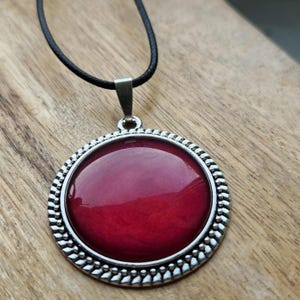 Große Kettenanhänger 30mm blau, rote viele Farben gold, grün, braun mit hübschem Rand und Kette