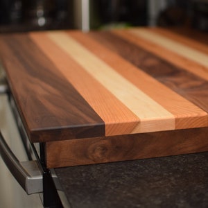 Personalisiertes, Hartholz, Herd bezugsbrett. Handgemachtes Nudelbrett mit Seiten. Dunkles Nussbaumholz und Kirsche. Echtes Holz - kein Fleck.