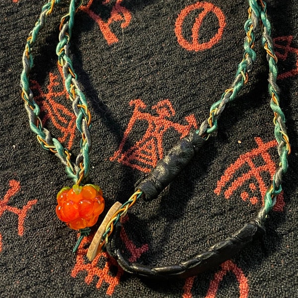 handmade pewterthreat necklace with glas cloudberry