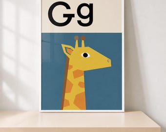 Pode incluir: Uma impressão artística emoldurada com a letra Gg em fonte preta grande no topo sobre um fundo creme. Abaixo, uma girafa amarela estilizada com manchas laranja é retratada de perfil contra um fundo azul sólido dentro de uma moldura branca.