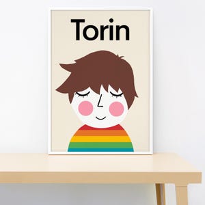 Könnte beinhalten: Ein druckbarer Kunstdruck mit einer Cartoon-Illustration eines Jungen mit braunen Haaren und einem regenbogenfarbenen gestreiften Shirt. Der Name "Torin" ist oben auf dem Druck in Schwarz gedruckt.