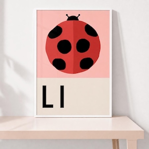 Könnte beinhalten: Gerahmter Kunstdruck mit einer stilisierten Marienkäfer-Illustration. Der Marienkäfer ist rot mit schwarzen Punkten, vor einem rosa Hintergrund. Das Wort "LI" ist in schwarzen Blockbuchstaben darunter gedruckt.