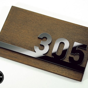 Letrero de madera con números acrílicos para señalización de hotel / letrero de número de habitación / letrero de orientación.