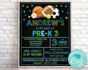 Könnte beinhalten: Ein Schild aus Schiefer mit einem Sportthema für den ersten Tag der Vorschule eines Kindes. Das Schild lautet "Andrew's first day of Pre-K 3". Es enthält eine Liste der Lieblingsdinge des Kindes, sein Alter und seine zukünftigen Berufswünsche. Das Schild ist mit bunten Sportbällen und Sternen verziert.