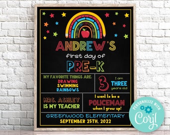 Könnte beinhalten: Ein schwarzes Schultafel-Schild mit einem Regenbogen und Sternen. Der Text lautet "ANDREW'S first day of PRE-K". Das Schild enthält auch Informationen über die Lieblingsdinge des Kindes, sein Alter und seine zukünftigen Berufswünsche. Das Schild ist mit bunten Cliparts verziert.